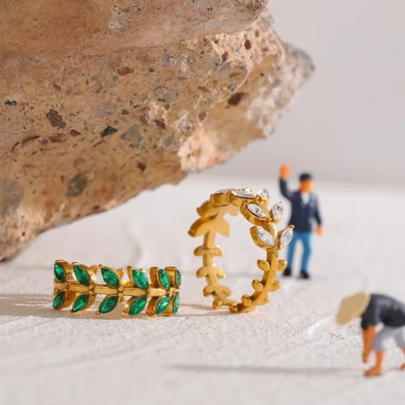 Exquisite Leaf Green Diamonds Adjustable Ring - Picture 4 of 5